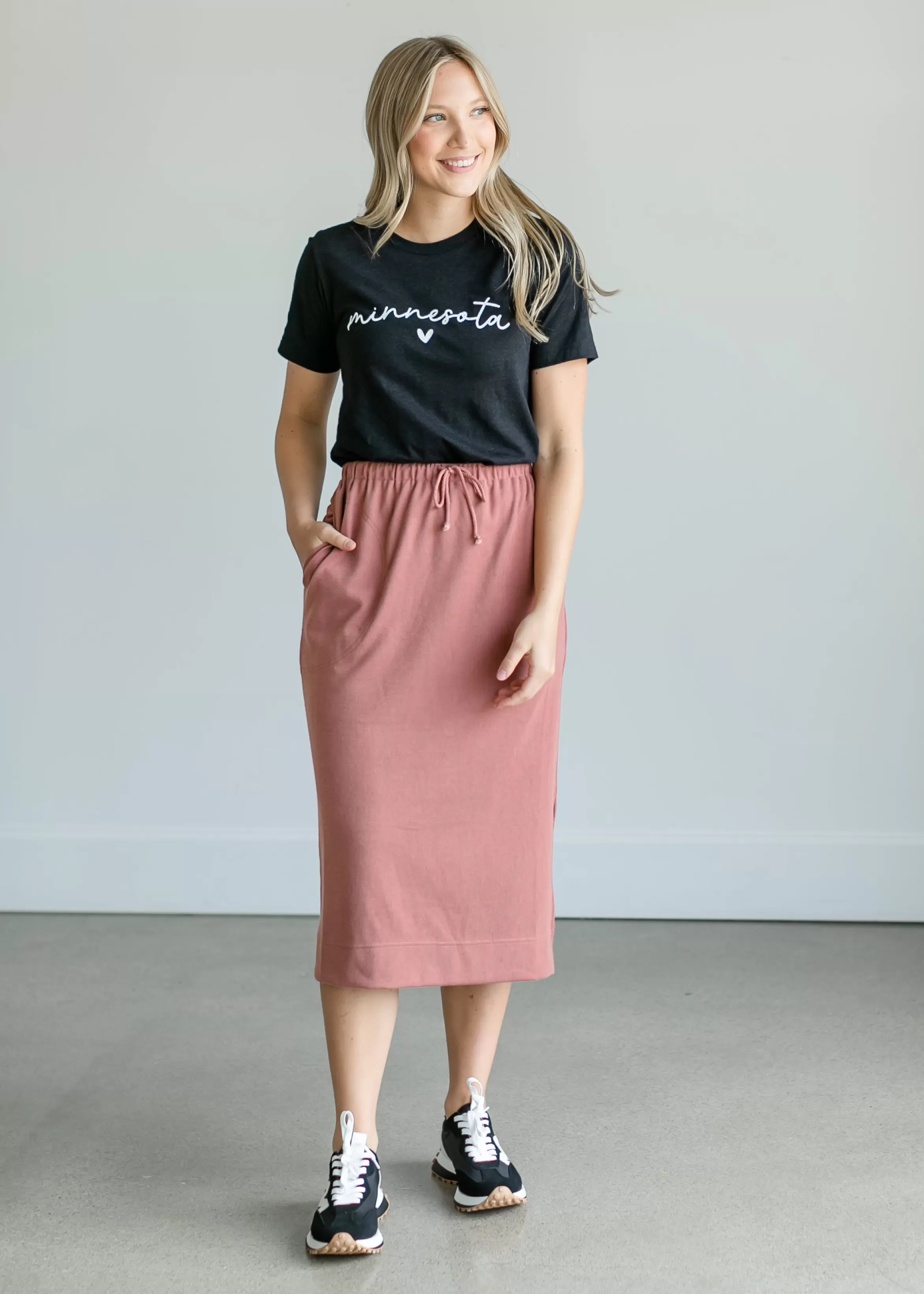 Autumn Rose Co. Minnesota Black Short Sleeve Graphic T-Shirt Fashion
